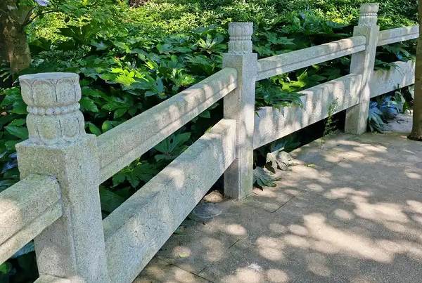 大连花岗岩栏杆和青石栏杆哪个好